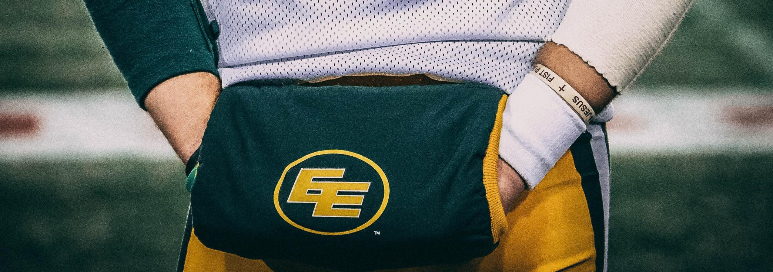 Eskimos's Logo-ul Edmonton apare pe uniforma unui jucător.'Edmonton apparaît sur l'uniforme d'un joueur.