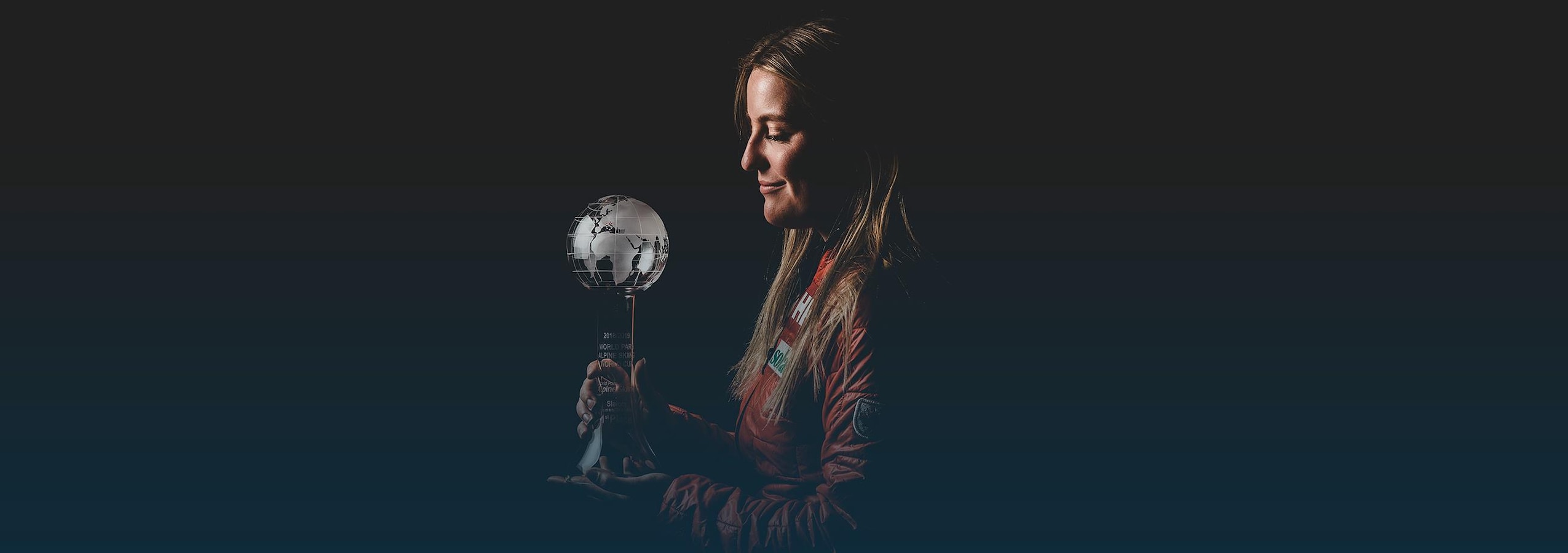 Frédérique Turgeon - Lettre à mon père La skieuse paralympique Frédérique Turgeon tient son globe de cristal.