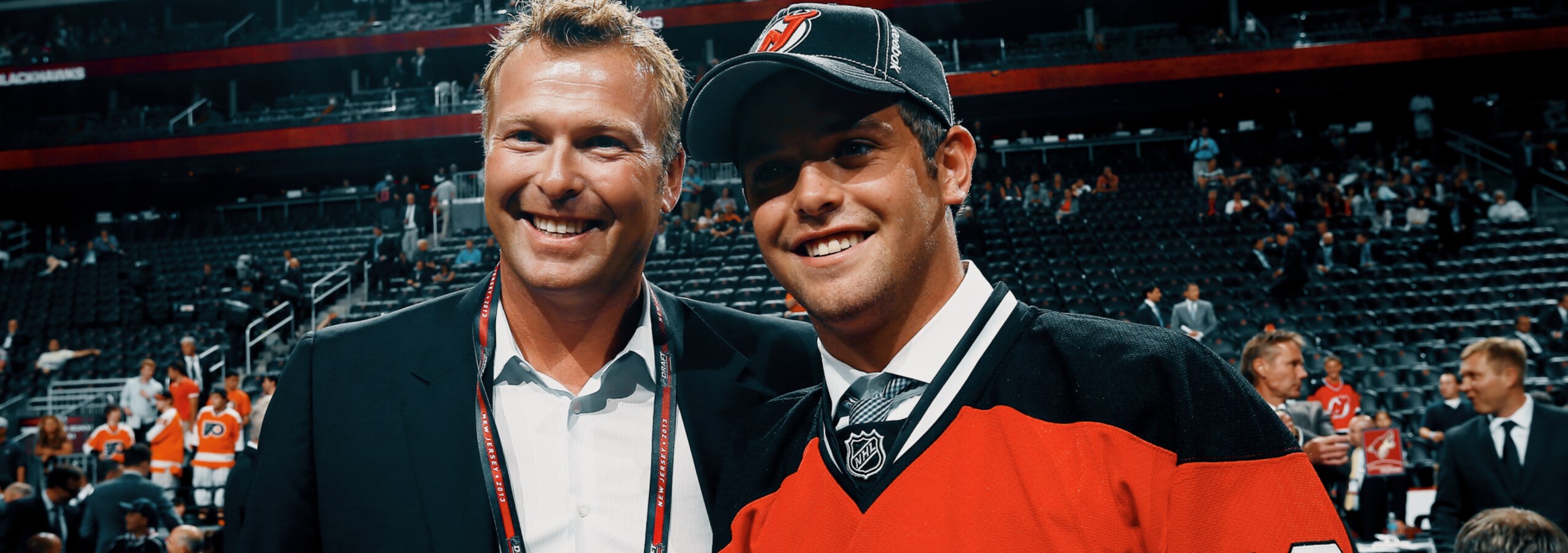 Devenir Anthony Brodeur Anthony Brodeur, portant le chandail des Devils du New Jersey, se tient debout à côté de son père Martin.