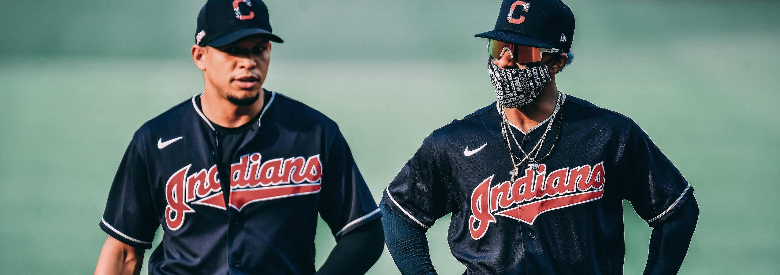 Dous xogadores teñen o uniforme dos indios de Cleveland.'uniforme des Indians de Cleveland.