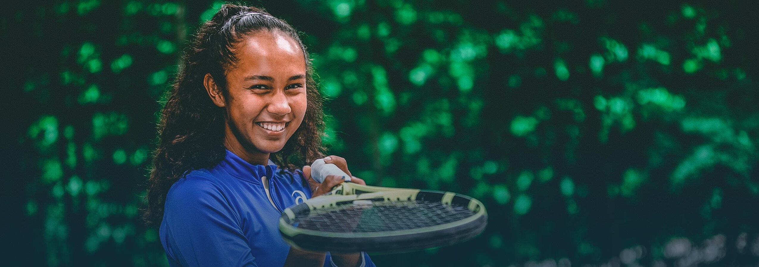 Leylah Annie Fernandez - Comme dans mes rêves Leylah Annie Fernandez pointe la caméra avec sa raquette de tennis, en souriant.