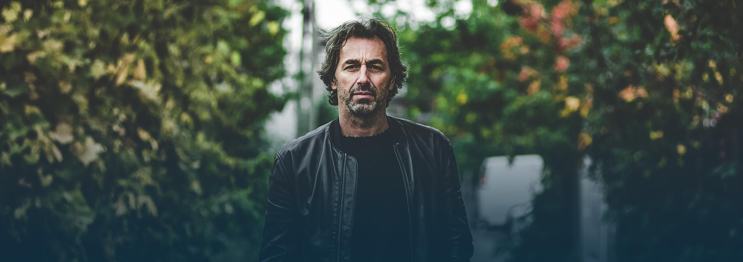 Nick De Santis - Ma vie avec l'Impact Nick De Santis, debout dans une ruelle, regarde la caméra.