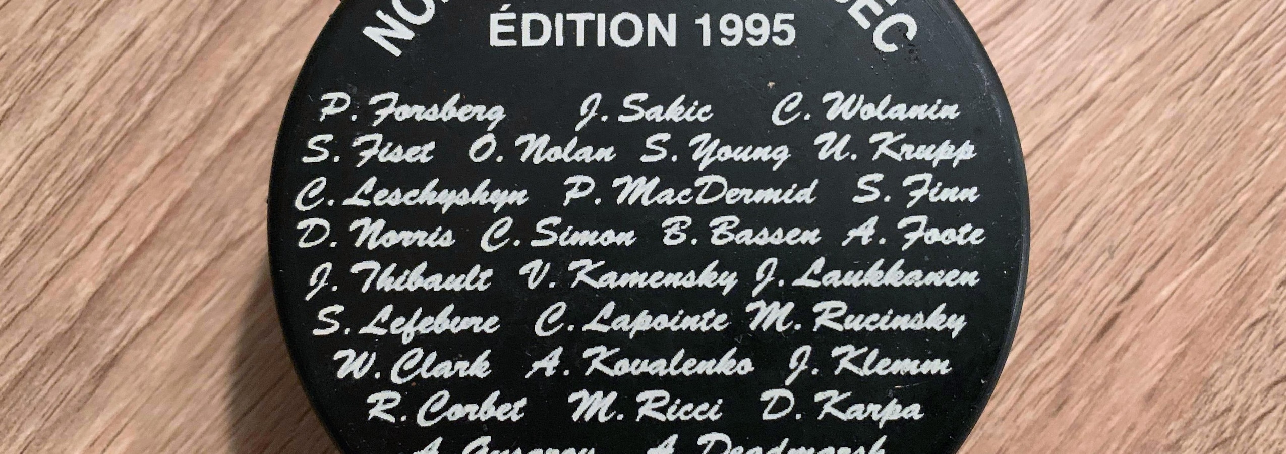 Les noms des joueurs apparaissent sur une rondelle de hockey.