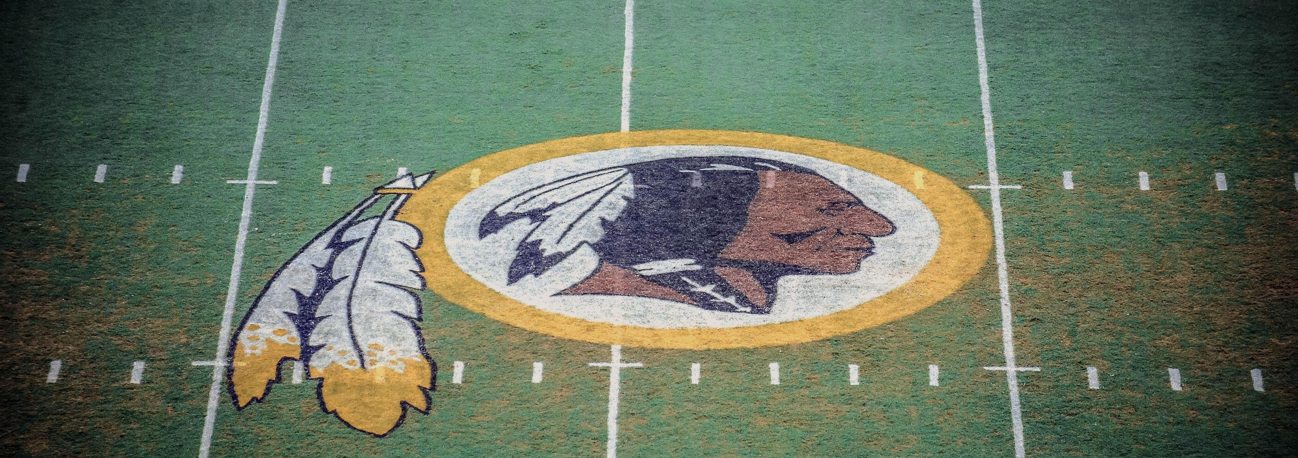 O logotipo de Washington Redskins aparece no centro do seu terreo.