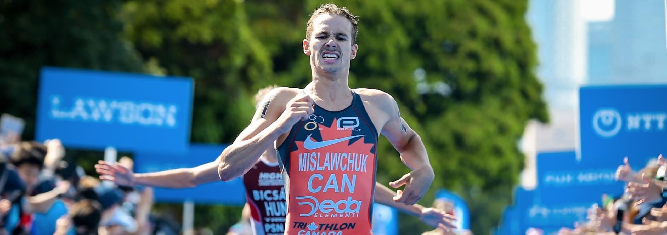 Conditionner son cerveau à réussir la course parfaite Le triathlonien Tyler Mislawchuk effectue un sprint vers la ligne d'arrivée.