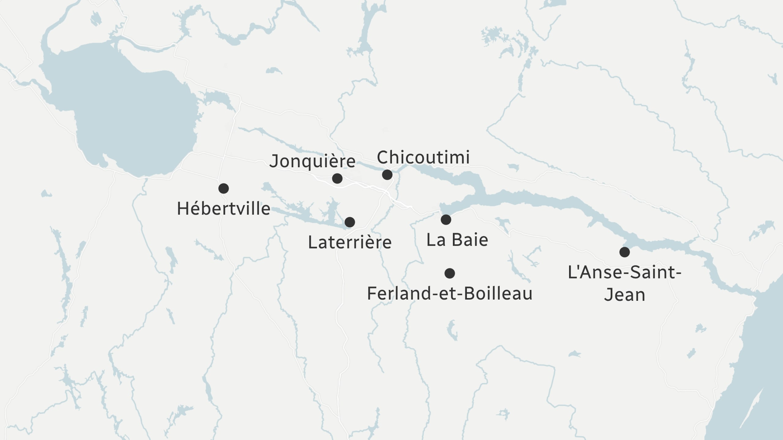 Une carte montrant des municipalités du Saguenay–Lac-Saint-Jean touchées par le déluge de 1996, soit Hébertville, Jonquière, Laterrière, Chicoutimi, la Baie et l'Anse-Saint-Jean, en plus du lac Ha! Ha!.