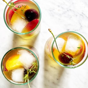 Des verres de sangria aux pêches et aux cerises.