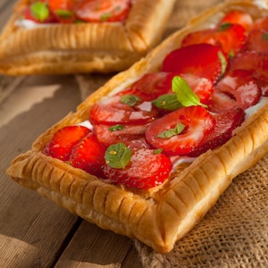 2 tartelettes rectangulaires avec des fraises.