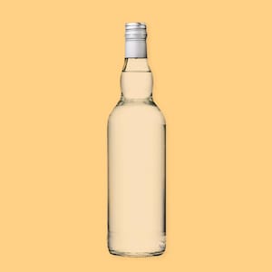 Une bouteille d'alcool clair (de vodka).
