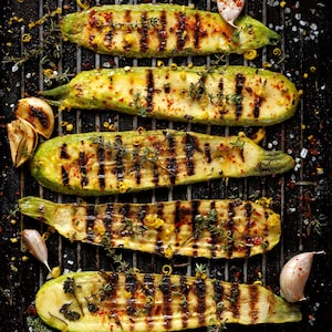 Des courgettes en tranches, grillées sur le BBQ.