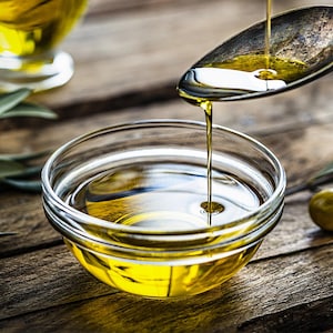 De l'huile d'olive dans un plat en verre.