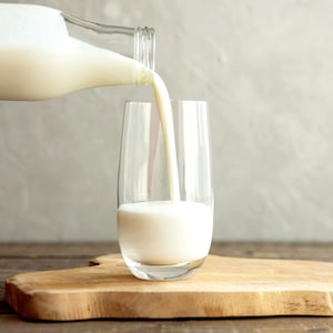 Du lait que l'on verse dans un verre.