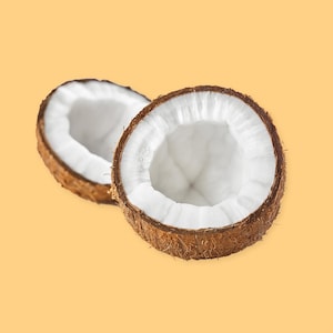 Une noix de coco coupée en deux.