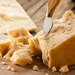 Un bloc de fromage parmesan.