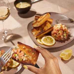 Du tartare de saumon sur un pain grillé. 