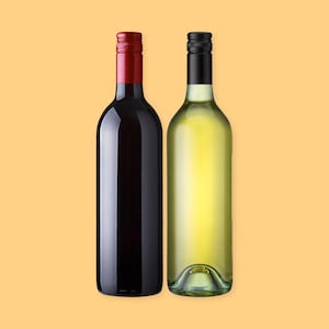 Une bouteille de vin rouge et une bouteille de vin blanc l'une à côté de l'autre, sur un fond jaune.