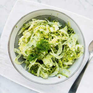 Une salade de fenouil au brocoli prête à être dégustée.
