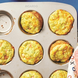 Des cupcakes salés au jambon et au brocoli dans des moules à muffins.