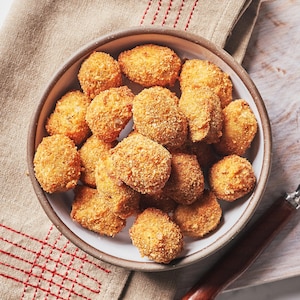 Plusieurs olives frites dans un bol.