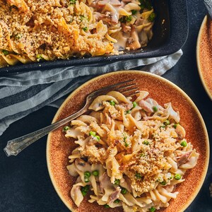 Une assiette remplie de nouilles au thon.