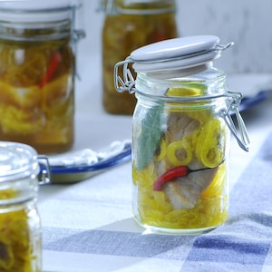 Une pot à couvercle hermétique rempli d'albacore en marinade. 