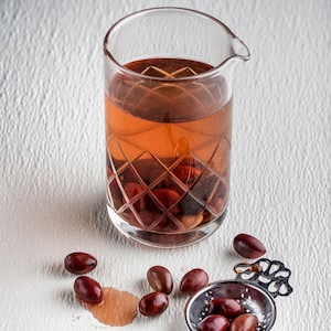 Un pichet d'aquavit avec des olives kalamata.
