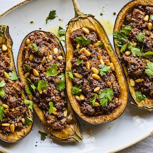 Un plat d'aubergines farcies à l'agneau.