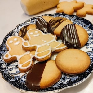 Des biscuits sablés décorés de différentes formes dans une assiette.