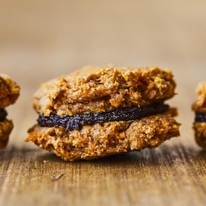 Un gros plan sur trois biscuits sandwichs au chocolat et à la patate douce.