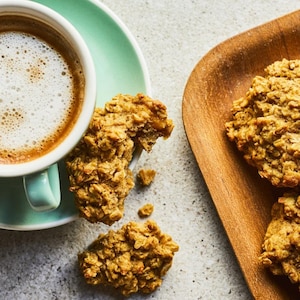 Des biscuits à la citrouille à côté d'une tasse de café.