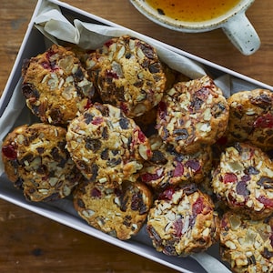 Des biscuits aux fruits dans une boîte.