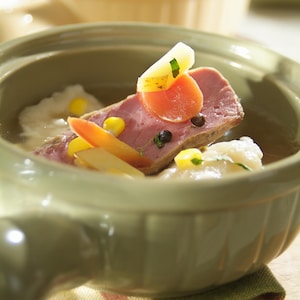 Bouilli de boeuf salé aux pâtes dans un bol.