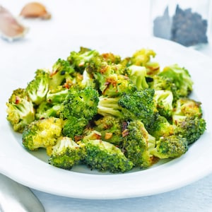 Des brocolis dans une assiette.
