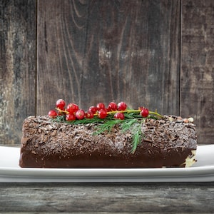 Un gâteau en bûche de Noël au chocolat.