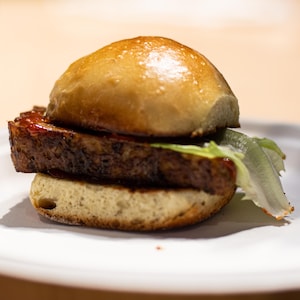 Un burger de pain de viande dans une assiette.