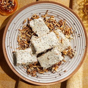 Des carrés de riz sauvage soufflé au sapin dans une assiette.