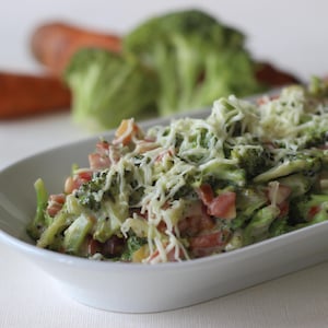Une salade de brocolis, fromage, vinaigrette crémeuse style César.