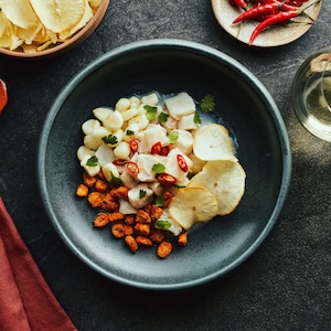 Un bol de ceviche à la péruvienne sur une table.