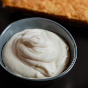 Un petit pot contenant du chantilly au labneh.