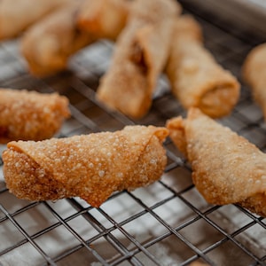 Plusieurs cigares marocains sortant de la friture.