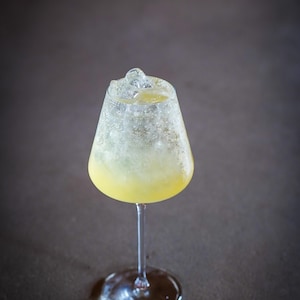 Le cocktail Fraîcheur d'été dans un verre à vin.