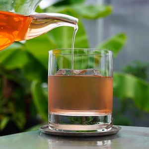 Un cocktail dans un verre à whisky.