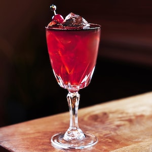 Un cocktail rouge avec de la glace.