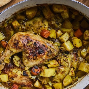 Un colombo de poulet grillé dans un grand plat de cuisson.