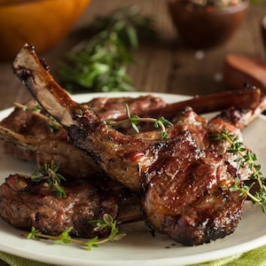 Des côtelettes d'agneau grillées dans une assiette.