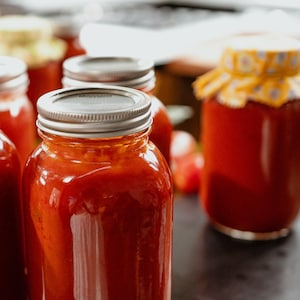 Plusieurs conserves de coulis de tomate.