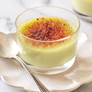 Un plat de crème brûlée à la pistache.
