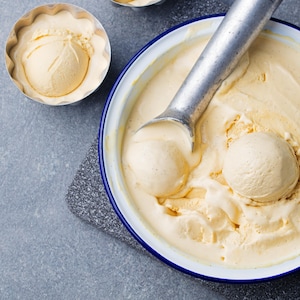 Un bol de crème glacée au pawpaw avec une cuillère à crème glacée.