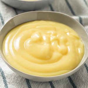 Un petit bol de crème pâtissière.