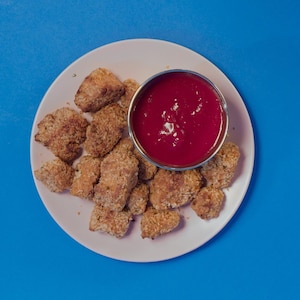 Des croquettes et une sauce rouge. 